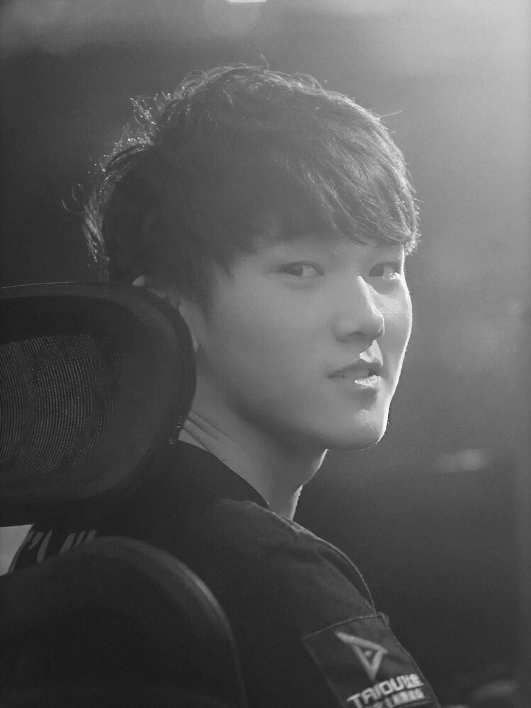 战术调整引发热议！，JackeyLove在中国队比赛中夺冠赢得满堂喝彩的简单介绍